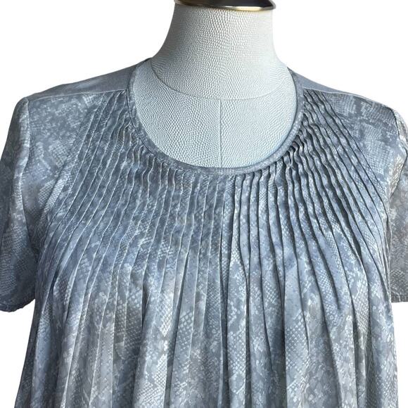 Women's DOLAN Anthropologie Gray Blouse Snake Print Short Sleeve Pleated Top S - Picture 2 of 10